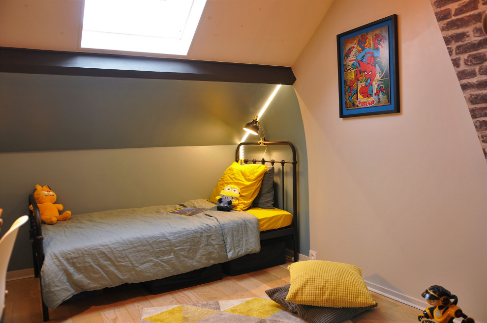 Bild på ett mellanstort industriellt pojkrum kombinerat med sovrum och för 4-10-åringar, med blå väggar, ljust trägolv och beiget golv