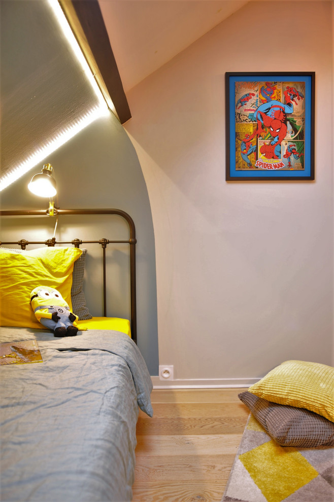 Réalisation d'une chambre d'enfant de 4 à 10 ans urbaine de taille moyenne avec un mur bleu, parquet clair et un sol beige.