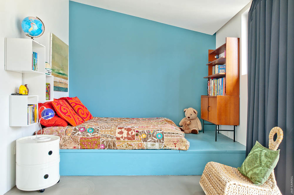 Exempel på ett mellanstort modernt pojkrum kombinerat med sovrum och för 4-10-åringar, med blå väggar och betonggolv