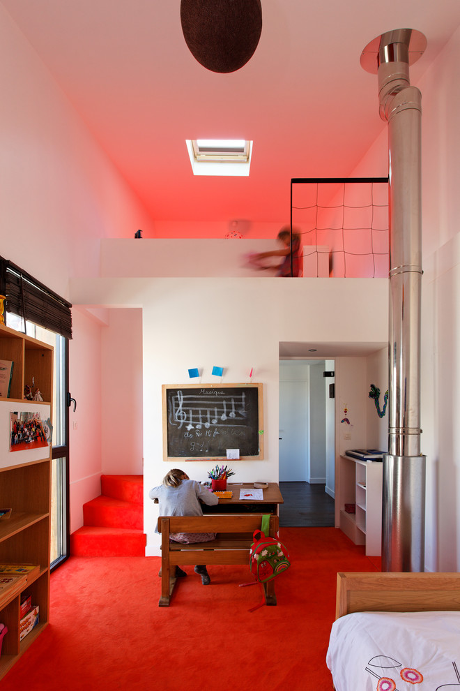 Imagen de dormitorio infantil de 4 a 10 años contemporáneo grande con paredes blancas y moqueta