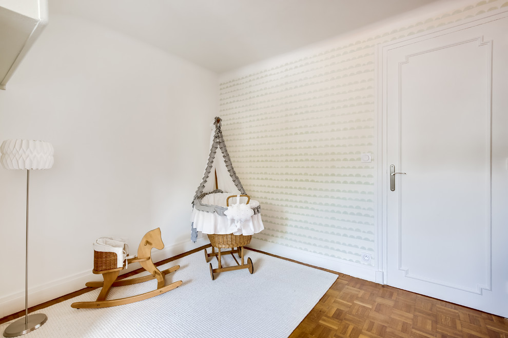 Inspiration pour une chambre d'enfant de 1 à 3 ans minimaliste de taille moyenne avec parquet clair, un sol marron et un mur blanc.