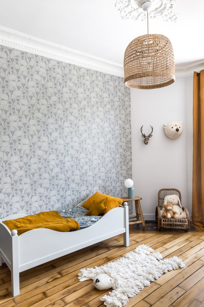 パリにある北欧スタイルのおしゃれな子供部屋 (グレーの壁、無垢フローリング、茶色い床、壁紙) の写真