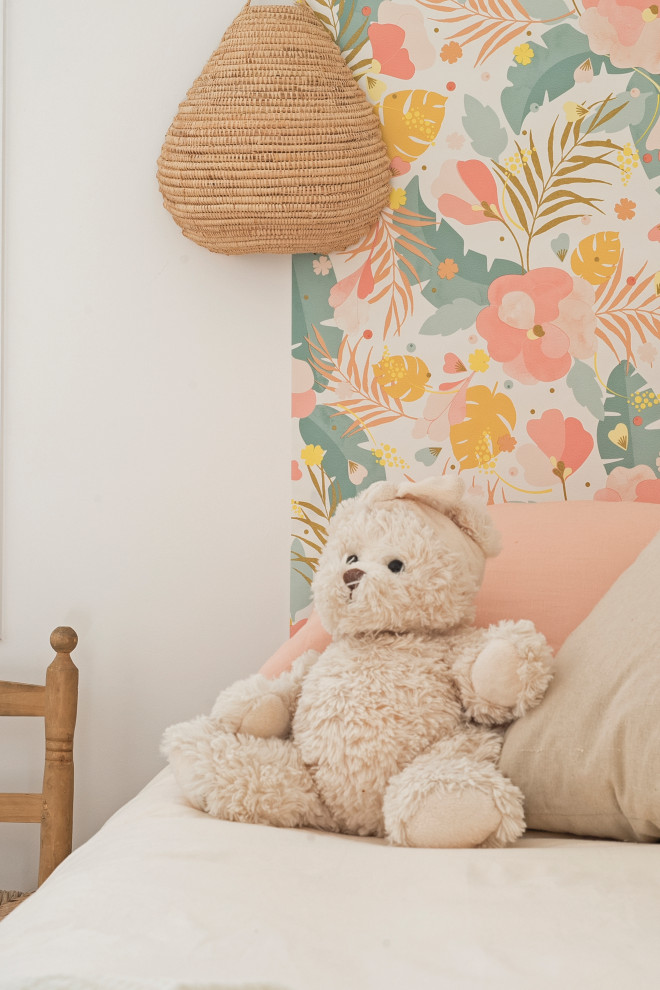 Ejemplo de dormitorio infantil de 4 a 10 años de tamaño medio con paredes blancas y suelo de madera clara