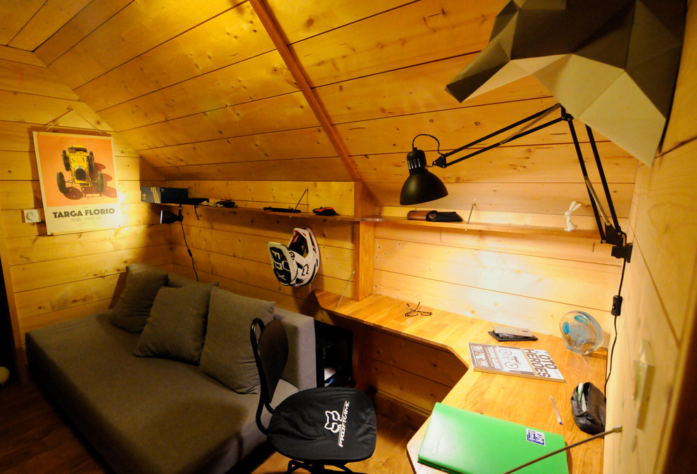 Kleines Retro Kinderzimmer mit Schlafplatz, beiger Wandfarbe, braunem Holzboden und braunem Boden in Brest