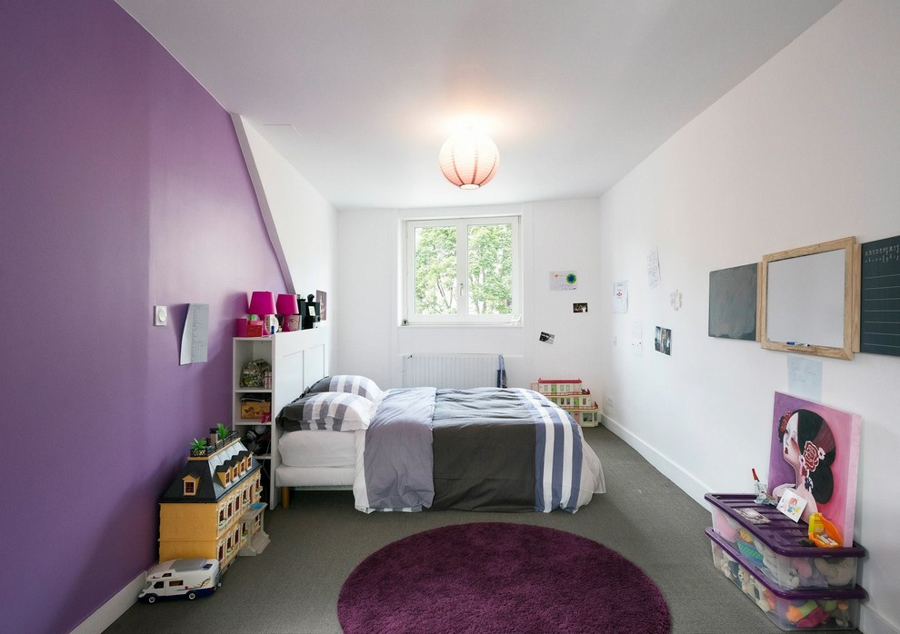 Cette image montre une grande chambre d'enfant de 4 à 10 ans traditionnelle avec un mur blanc.