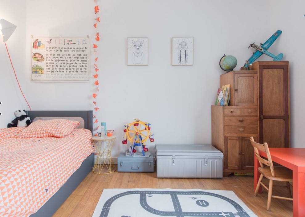 Idées déco pour une chambre d'enfant de 4 à 10 ans contemporaine de taille moyenne avec un mur blanc, un sol en bois brun et un sol marron.