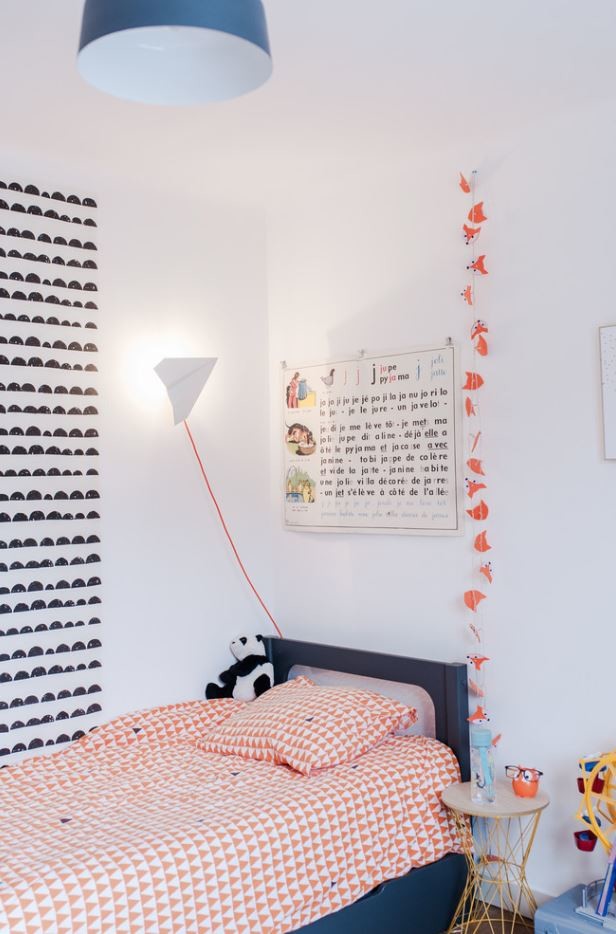 Exemple d'une chambre d'enfant de 4 à 10 ans éclectique de taille moyenne.