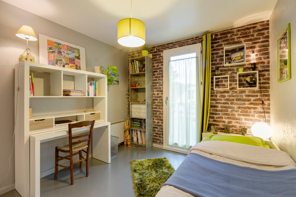 Bild på ett mellanstort funkis könsneutralt tonårsrum kombinerat med skrivbord, med grå väggar