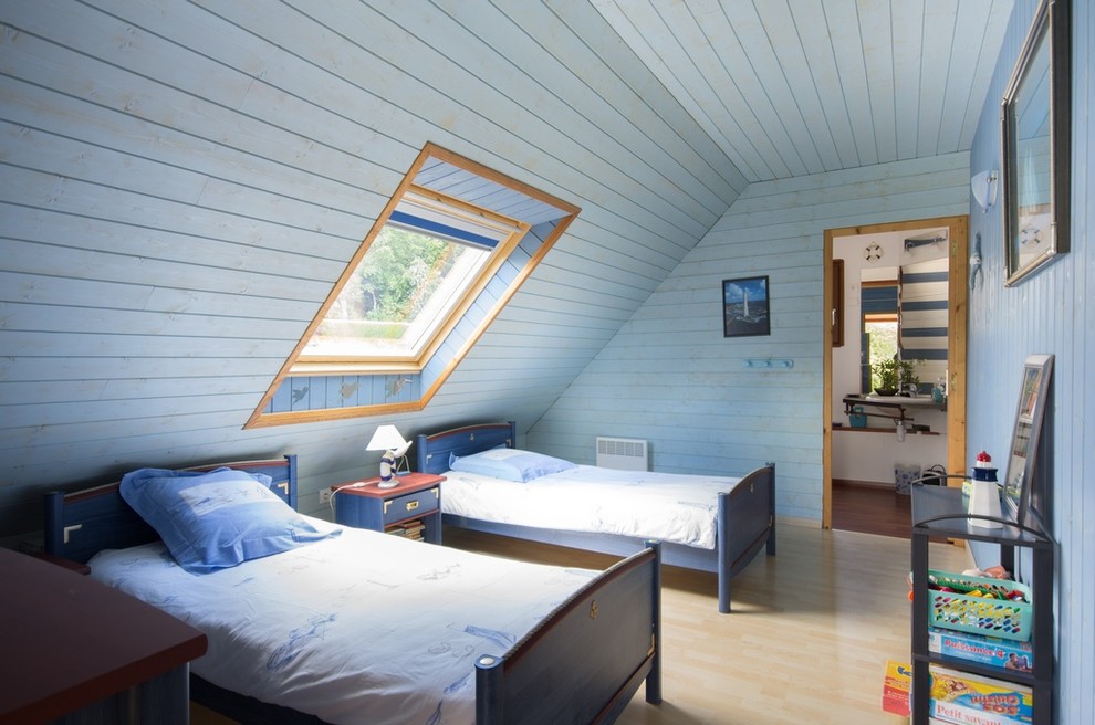 Источник вдохновения для домашнего уюта: большая детская в морском стиле с спальным местом, синими стенами и светлым паркетным полом для ребенка от 4 до 10 лет, мальчика