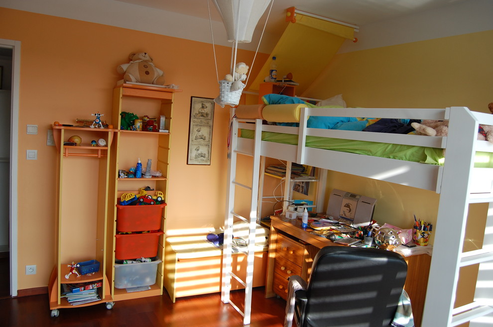 Inspiration för ett stort funkis barnrum kombinerat med sovrum, med orange väggar och mörkt trägolv