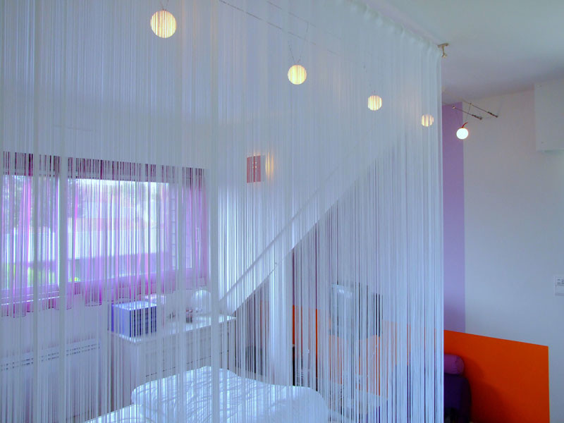 Inspiration för ett litet funkis barnrum kombinerat med sovrum, med orange väggar, laminatgolv och grått golv