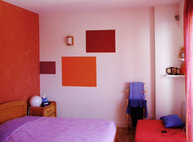 Идея дизайна: маленькая детская в современном стиле с спальным местом, оранжевыми стенами, полом из ламината и коричневым полом для на участке и в саду, подростка, девочки