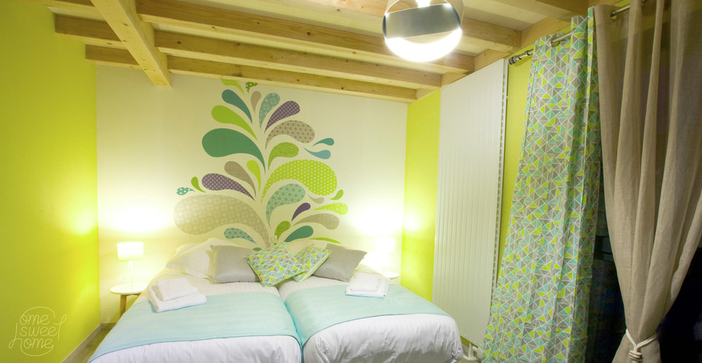 На фото: нейтральная детская среднего размера в стиле фьюжн с спальным местом, зелеными стенами и светлым паркетным полом для подростка