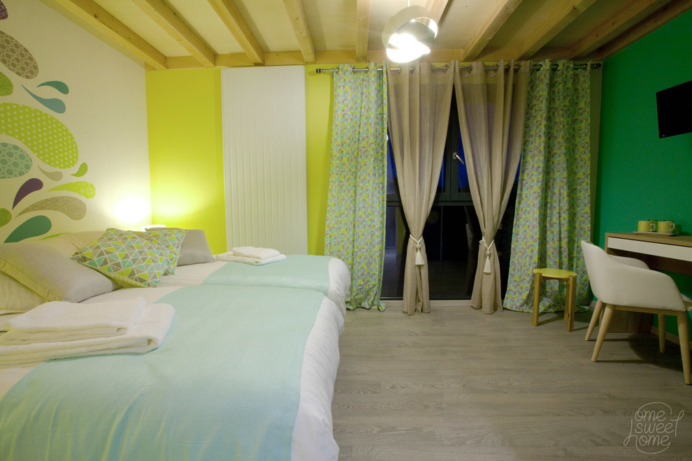 Inspiration pour une chambre d'enfant bohème de taille moyenne avec un mur vert et parquet clair.