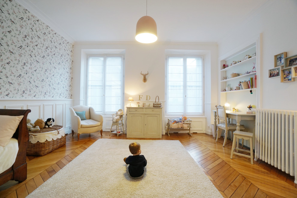 Idée de décoration pour une chambre neutre de 4 à 10 ans tradition de taille moyenne avec un mur blanc et parquet clair.