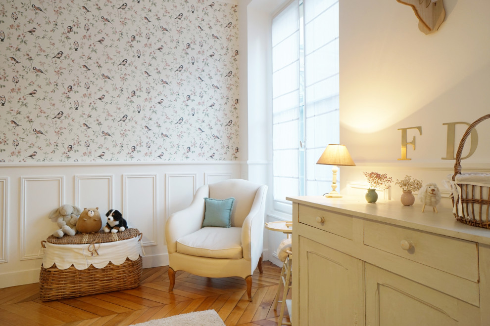 Imagen de habitación infantil unisex de 4 a 10 años tradicional renovada de tamaño medio con paredes blancas y suelo de madera clara