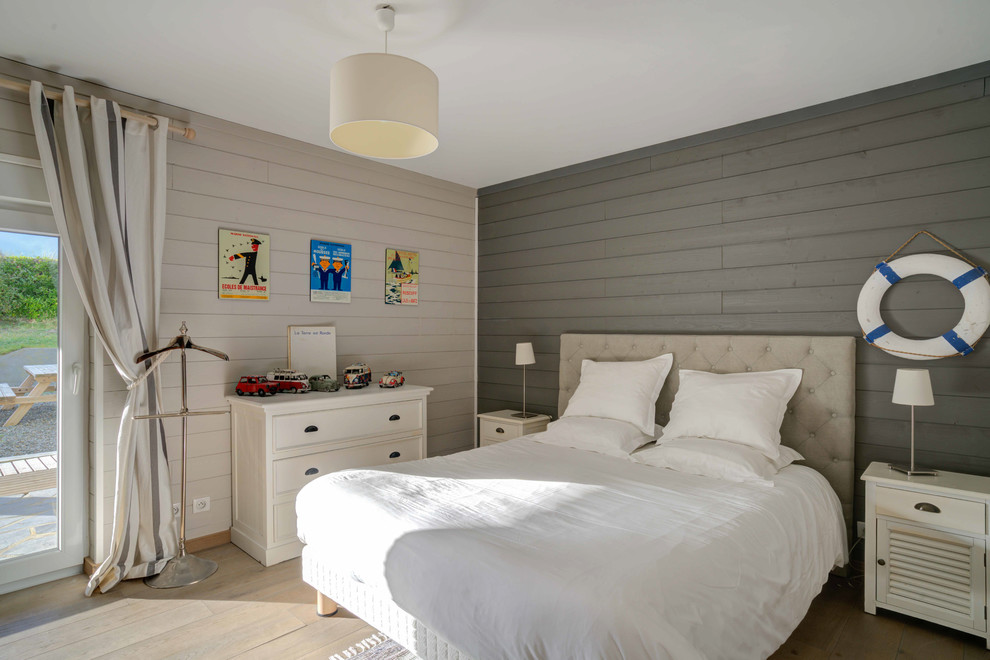 Foto di una cameretta per bambini stile marino con pareti beige, parquet chiaro e pavimento beige