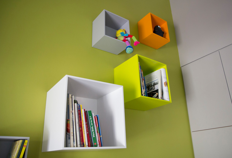 Idée de décoration pour une grande chambre d'enfant de 4 à 10 ans minimaliste avec un mur vert, parquet clair et un sol marron.