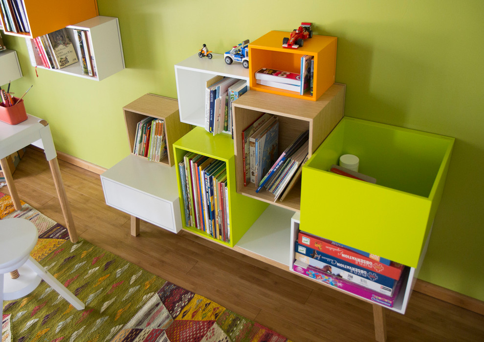 Ispirazione per una grande cameretta per bambini da 4 a 10 anni minimalista con pareti verdi, parquet chiaro e pavimento marrone