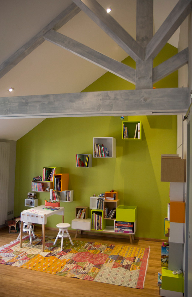 Modelo de dormitorio infantil de 4 a 10 años minimalista grande con paredes verdes, suelo de madera clara y suelo marrón