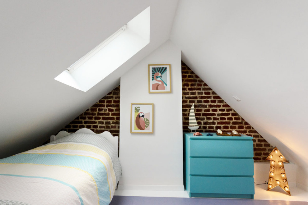 Идея дизайна: нейтральная детская среднего размера в стиле неоклассика (современная классика) с спальным местом, белыми стенами, деревянным полом, серым полом, сводчатым потолком и кирпичными стенами