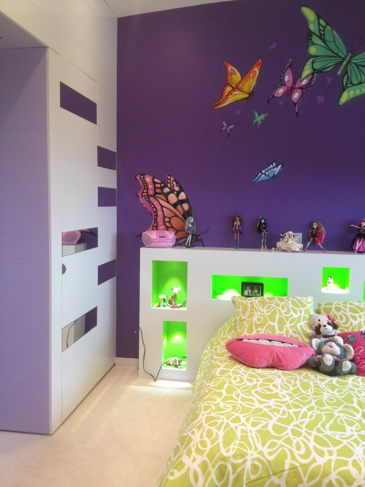 Ejemplo de dormitorio infantil de 4 a 10 años actual de tamaño medio con paredes púrpuras y moqueta