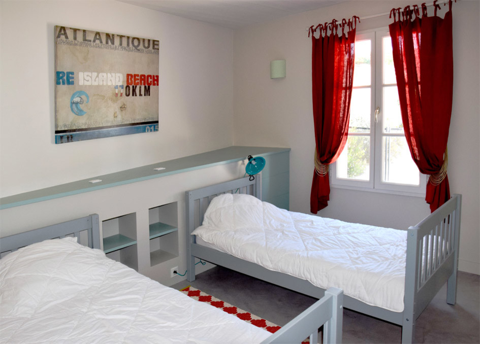 Foto de dormitorio infantil marinero de tamaño medio con paredes grises, suelo de cemento y suelo gris