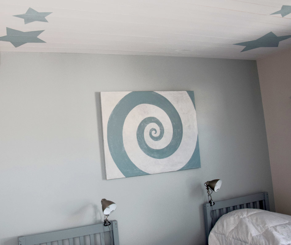 Cette photo montre une chambre d'enfant de 1 à 3 ans bord de mer de taille moyenne avec un mur bleu, sol en béton ciré et un sol gris.