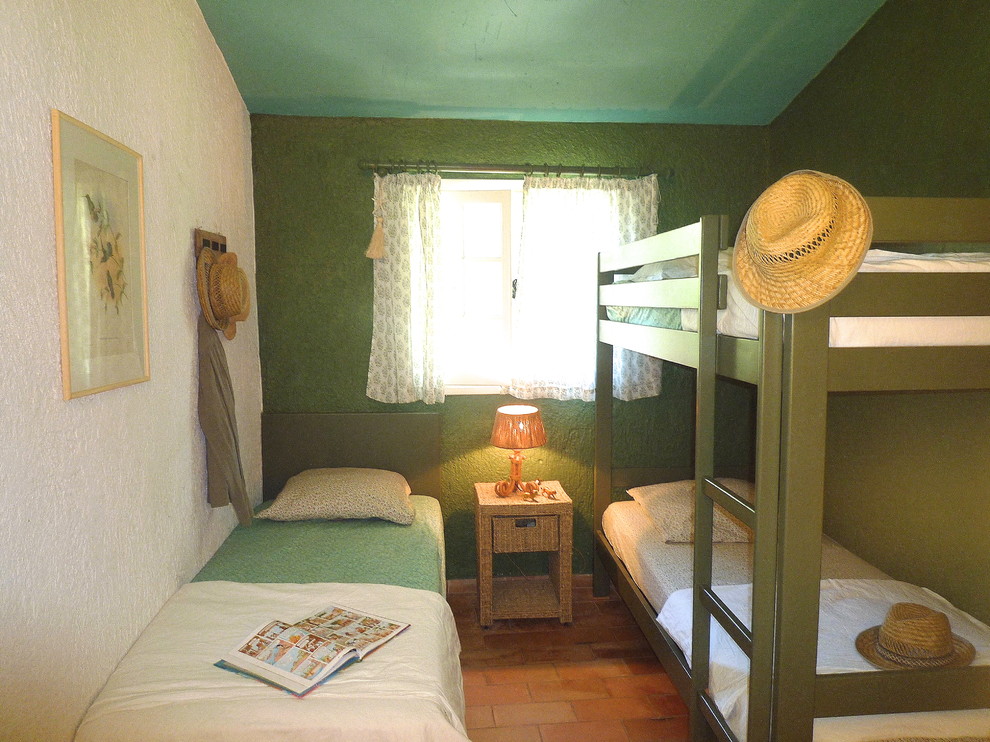 Esempio di una cameretta per bambini country con pareti verdi e pavimento in terracotta