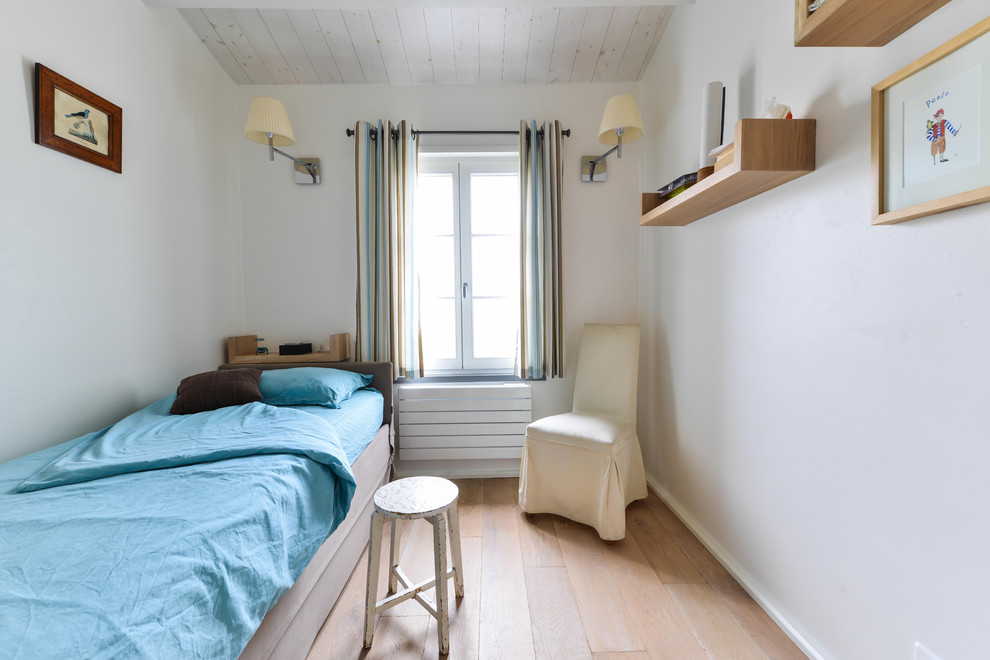 Kleines Maritimes Jungszimmer mit Schlafplatz, weißer Wandfarbe und braunem Holzboden in Paris