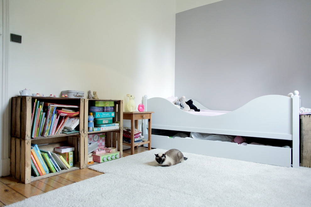 Réalisation d'une chambre d'enfant de 1 à 3 ans design de taille moyenne avec un mur gris et moquette.