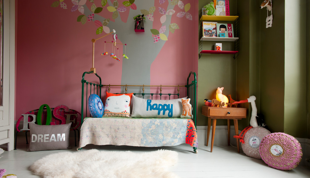 Cette photo montre une chambre d'enfant tendance de taille moyenne avec un mur multicolore, parquet peint et un sol blanc.