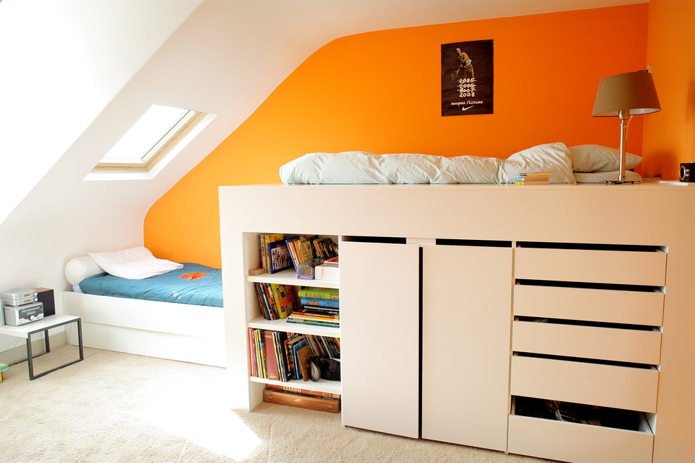 Источник вдохновения для домашнего уюта: нейтральная детская среднего размера в современном стиле с спальным местом, оранжевыми стенами, ковровым покрытием и бежевым полом для подростка