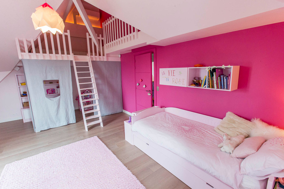 Aménagement d'une grande chambre d'enfant de 4 à 10 ans contemporaine avec un mur rose, un sol marron, un lit mezzanine et parquet clair.