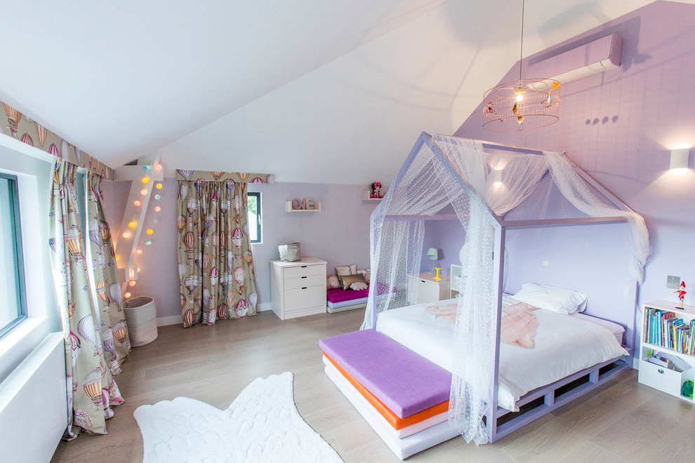 Idéer för att renovera ett stort funkis flickrum kombinerat med sovrum och för 4-10-åringar, med lila väggar, brunt golv och ljust trägolv