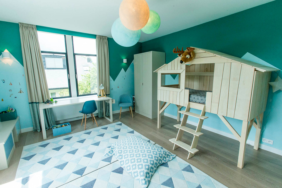 Inredning av ett skandinaviskt stort pojkrum kombinerat med sovrum och för 4-10-åringar, med gröna väggar, brunt golv och ljust trägolv