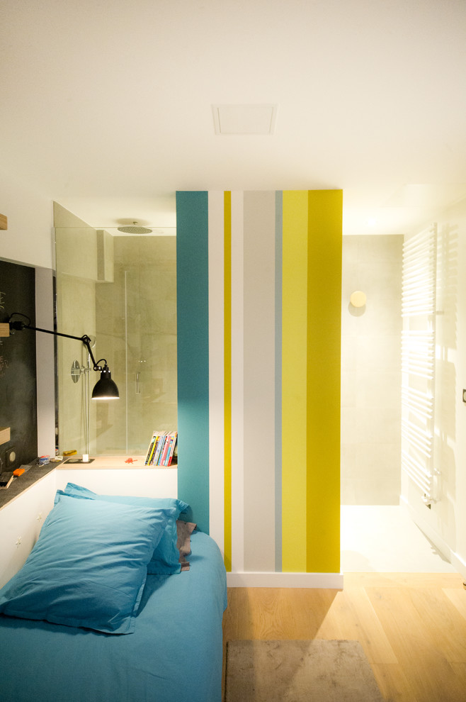 На фото: нейтральная детская среднего размера в современном стиле с спальным местом, разноцветными стенами и светлым паркетным полом для подростка с
