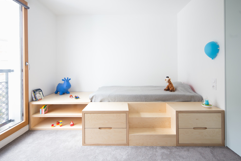 Cette photo montre une chambre d'enfant de 4 à 10 ans tendance avec un mur blanc et moquette.