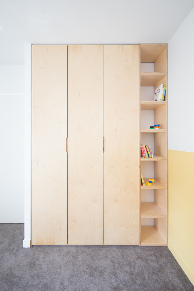 Neutrales Modernes Kinderzimmer mit Schlafplatz, gelber Wandfarbe, Teppichboden und grauem Boden in Paris