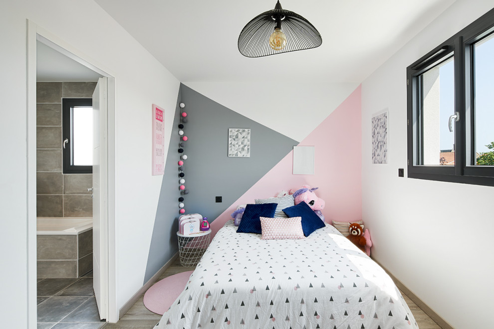 Idéer för mellanstora minimalistiska flickrum kombinerat med sovrum och för 4-10-åringar, med rosa väggar, laminatgolv och brunt golv