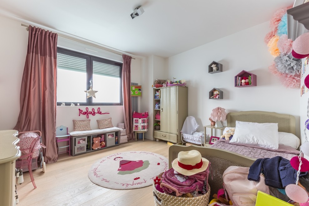 Cette photo montre une chambre d'enfant de 4 à 10 ans romantique de taille moyenne avec un mur blanc et parquet clair.