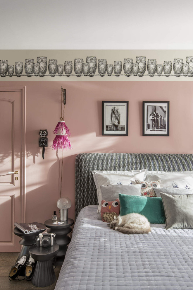 Inredning av ett medelhavsstil mellanstort barnrum kombinerat med sovrum, med rosa väggar, mörkt trägolv och brunt golv