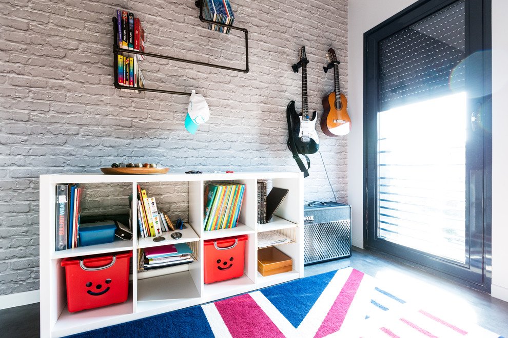 Esempio di una cameretta per bambini design di medie dimensioni con pareti grigie, pavimento in cemento e pavimento grigio