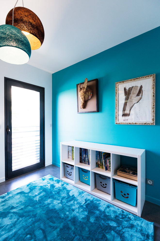 Idéer för ett mellanstort modernt pojkrum kombinerat med sovrum och för 4-10-åringar, med blå väggar, betonggolv och grått golv