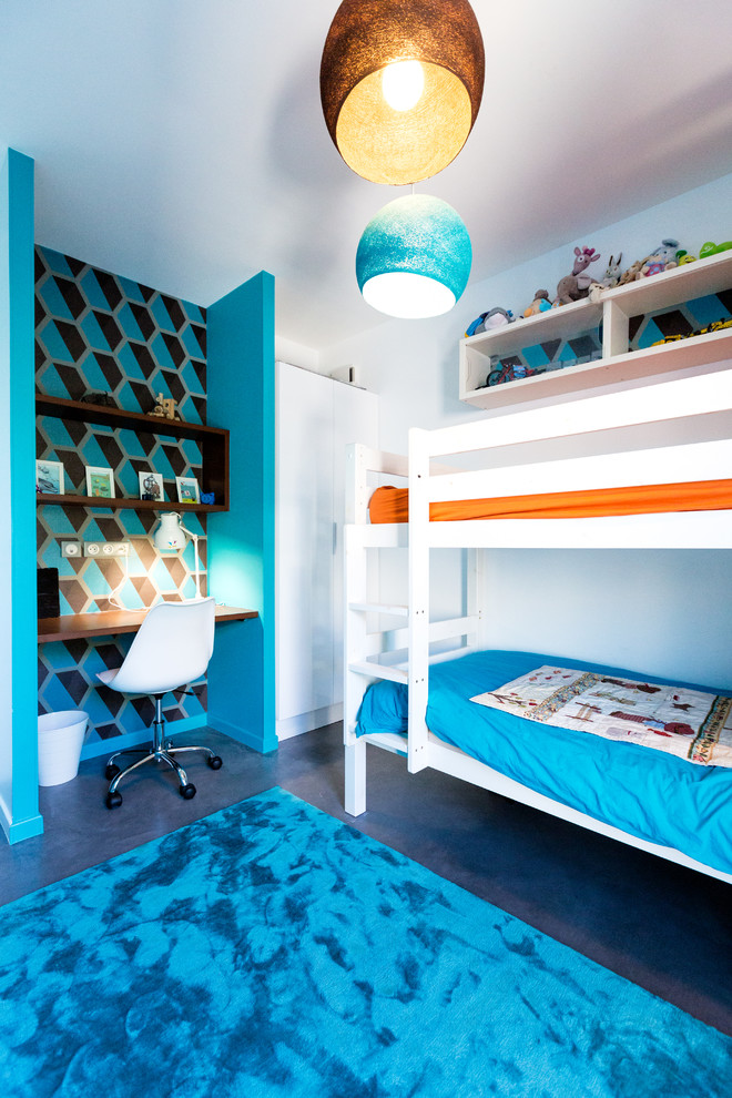 Diseño de dormitorio infantil de 4 a 10 años actual de tamaño medio con paredes azules, suelo de cemento y suelo gris