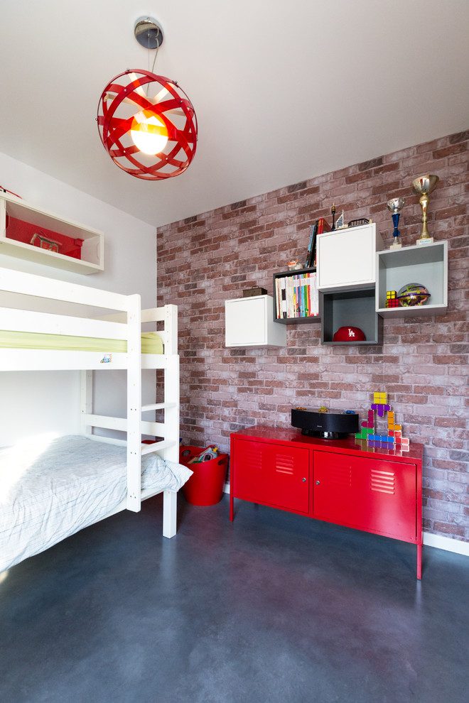 На фото: детская среднего размера в современном стиле с спальным местом, красными стенами, бетонным полом и серым полом для подростка, мальчика, двоих детей