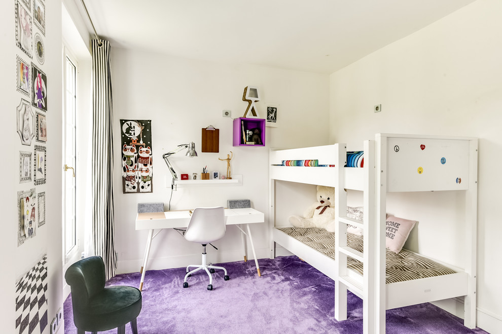 На фото: детская среднего размера в стиле модернизм с спальным местом, белыми стенами, ковровым покрытием и фиолетовым полом для подростка, девочки, двоих детей