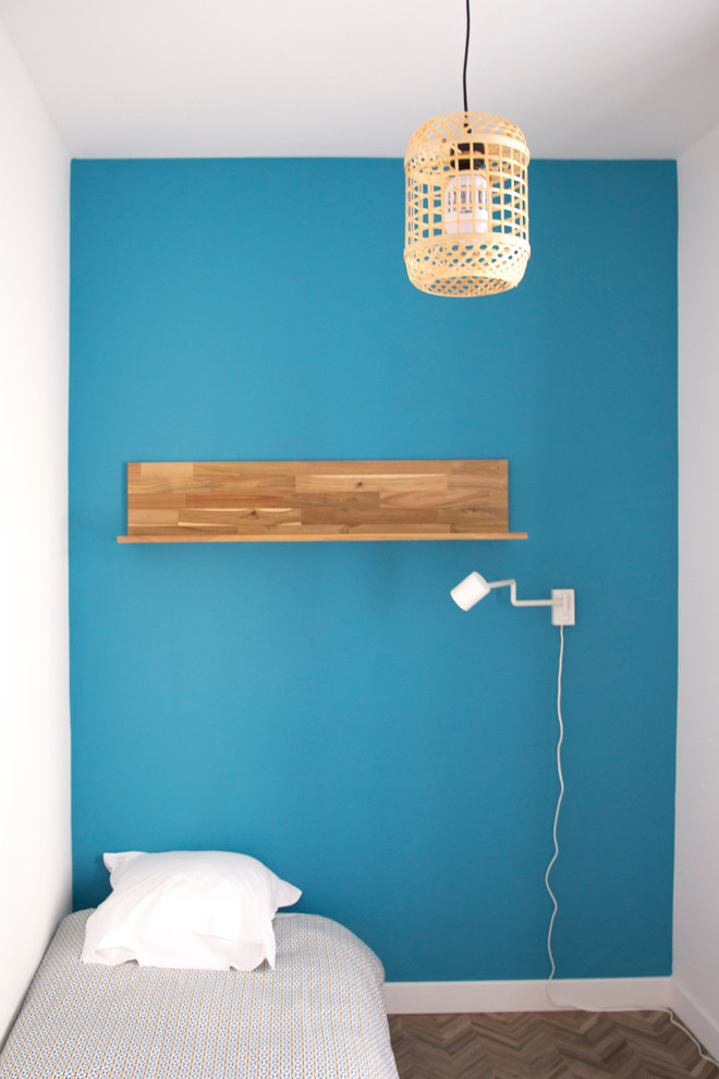 Esempio di una piccola cameretta per bambini minimalista con pareti blu e pavimento in vinile