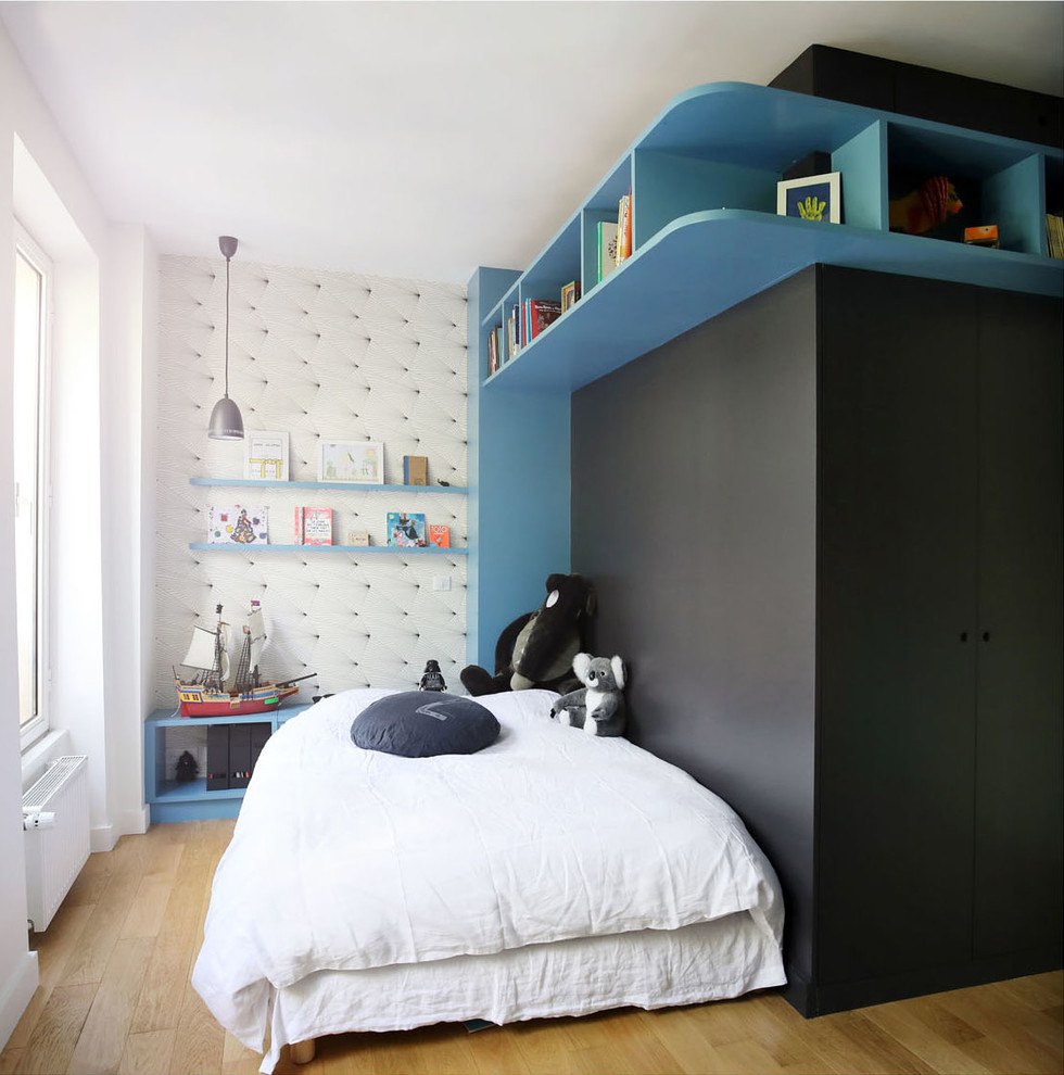На фото: детская в современном стиле с спальным местом, черными стенами, светлым паркетным полом и коричневым полом для мальчика
