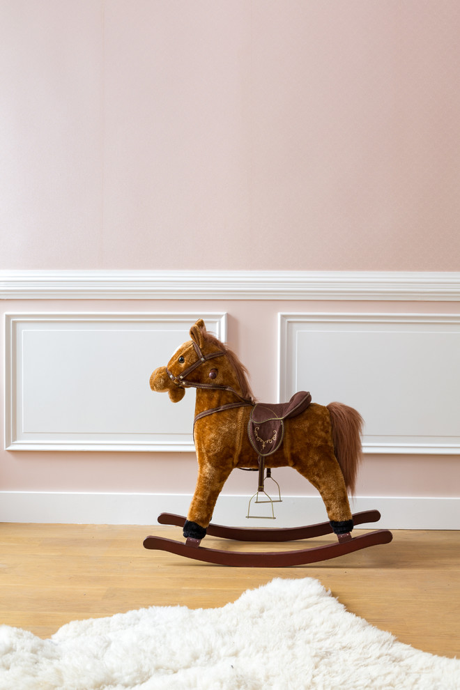Esempio di una cameretta da bambina da 1 a 3 anni minimal di medie dimensioni con pareti rosa, parquet chiaro e pavimento beige